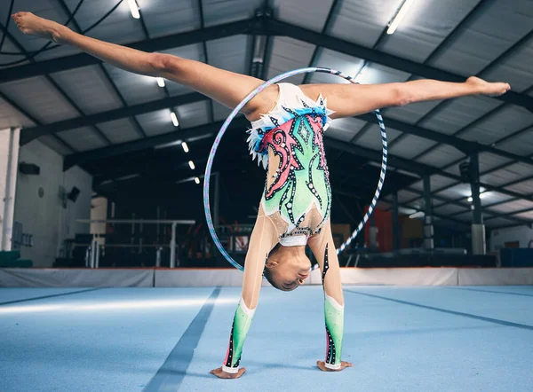 Énergie Gymnastique Femme Avec Une Routine Pour Une Performance Dans — Photo