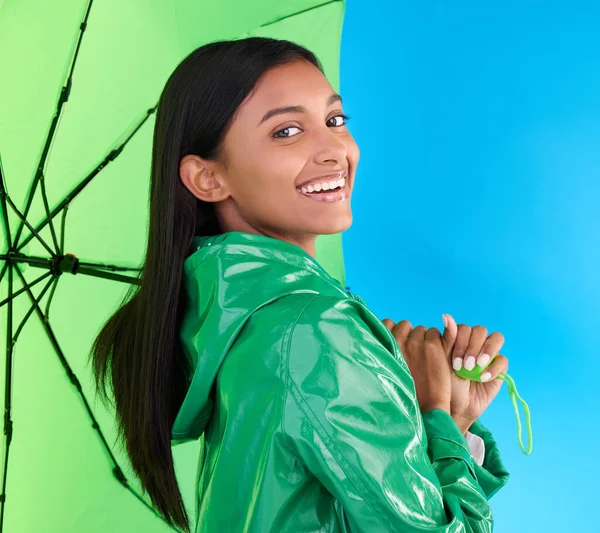 Boldog Portré Esernyővel Stúdióban Stílusos Divatos Divatos Zöld Esőkabáttal Életbiztosítás — Stock Fotó
