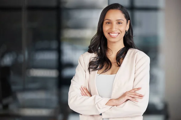 Feliz Brazos Cruzados Retrato Mujer Oficina Para Negocios Profesional Ejecutiva —  Fotos de Stock