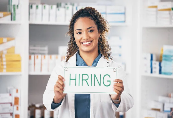Mulher Farmacêutica Sorriso Cartaz Retrato Para Contratação Emprego Oportunidade Loja — Fotografia de Stock