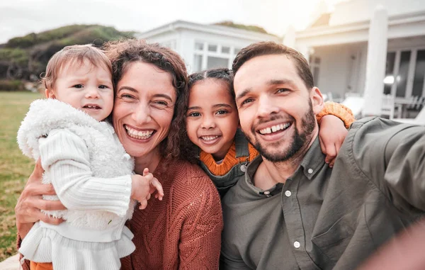 Liefde Selfie Familie Outdoor Glimlach Hechting Met Quality Time Zorgeloos — Stockfoto
