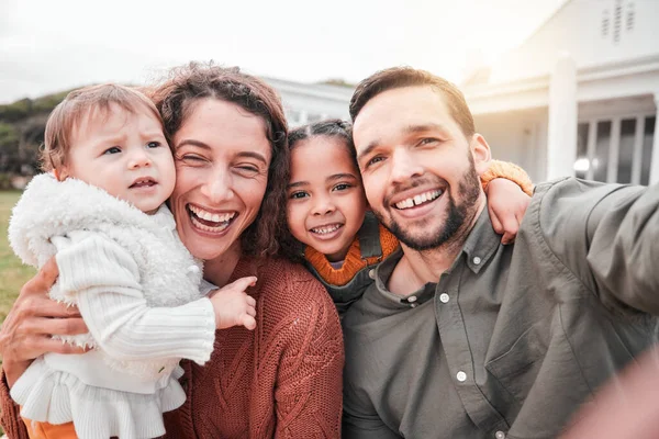 Selfie Familie Kinderen Buiten Met Hun Ouders Zomer Voor Een — Stockfoto