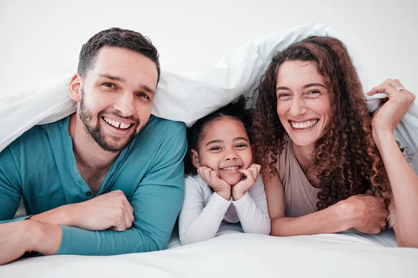 Familie Bed Gelukkige Ouders Kind Portret Ontspannen Glimlachen Samen Met — Stockfoto