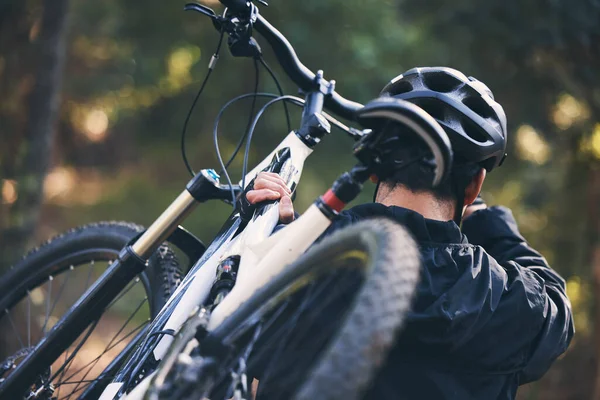 Floresta Fitness Homem Carregando Bicicleta Natureza Com Capacete Trilha Aventura — Fotografia de Stock