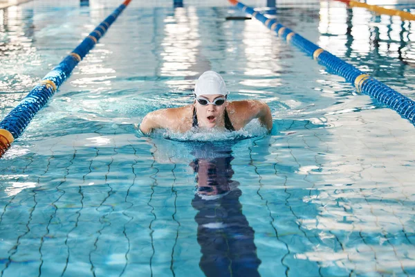 参加竞赛 运动或有氧运动的体育运动 游泳池或水上运动的妇女 健康或健康的女子运动员 运动速度快 动力强或适应力强 — 图库照片