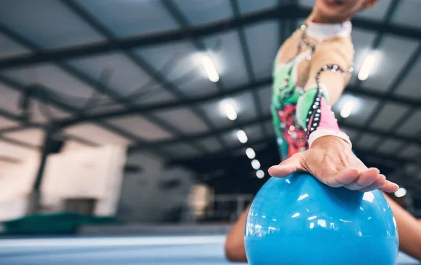 Vrouwenhanden Gymnastiek Bal Voor Prestaties Elegante Training Danser Sportarena Close — Stockfoto