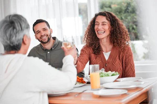 Makan Malam Keluarga Pasangan Dan Sorak Sorai Seorang Wanita Bahagia — Stok Foto
