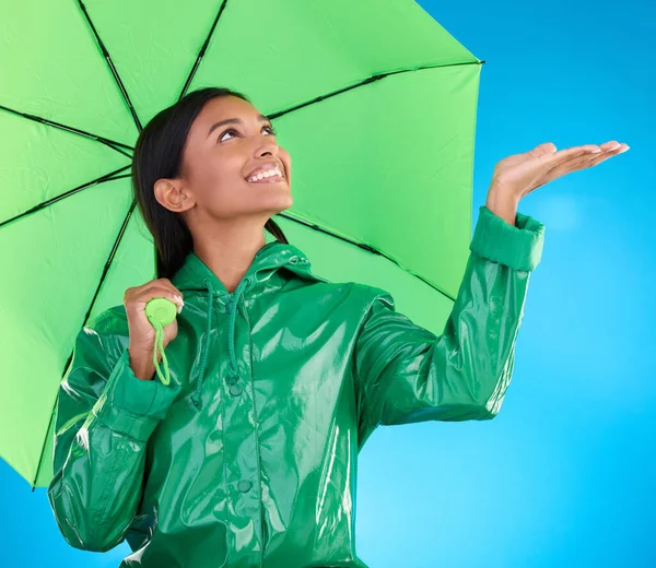 Glücklich Der Winter Und Eine Frau Mit Regenschirm Auf Blauem — Stockfoto