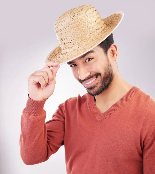 一个亚洲男人的快乐 英俊和肖像 他戴着一顶帽子 被隔离在工作室的白色背景中 穿着稻草做的头饰的男人 背景自信而快乐 — 图库照片