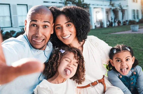 Rodzina Głupie Selfie Odkryty Dziećmi Rodzicami Podwórku Dla Miłości Opieki — Zdjęcie stockowe