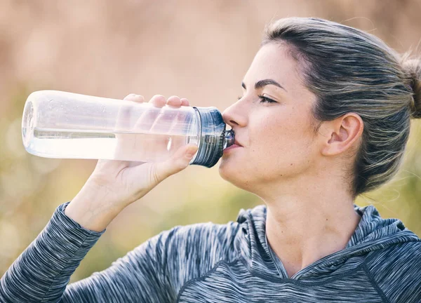 Vrouw Drinkwater Het Park Voor Gezondheid Pauze Energie Voor Training — Stockfoto