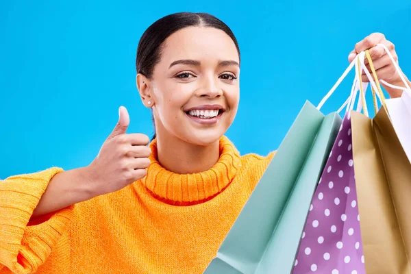 Mutlu Kadın Yüz Alışveriş Torbaları Mavi Stüdyo Arka Planına Karşı — Stok fotoğraf