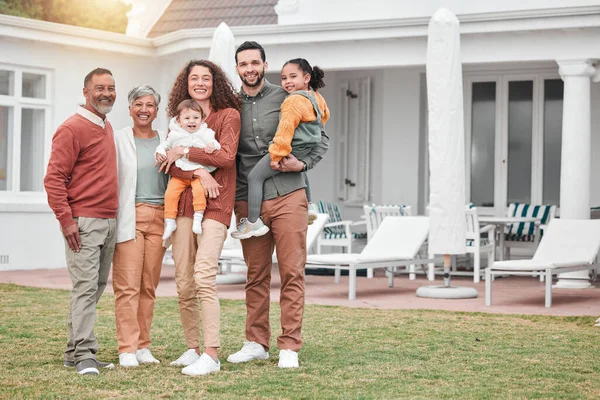 Familie Generaties Geluk Portret Bij Vakantiehuis Grootouders Ouders Met Kinderen — Stockfoto