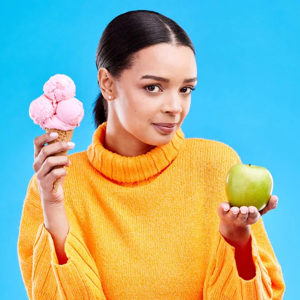 冰淇淋和苹果 为健康 健康和饮食选择蓝色背景的肖像 健康水果 垃圾食品和营养平衡的典范和决定对身体有益 — 图库照片