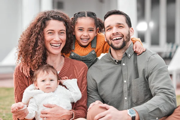 새로운 부동산 가족의 유대를 나타내는 행복을 느끼는 어머니와 아이들 아이들 — 스톡 사진