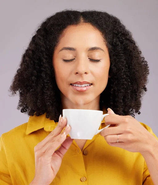 Relaxe Apreciando Aroma Uma Mulher Bebendo Café Isolado Fundo Branco — Fotografia de Stock