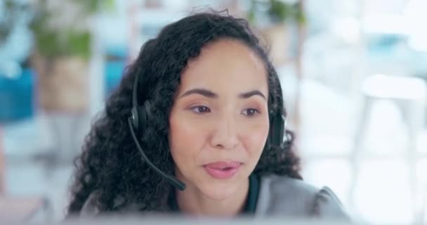 呼叫中心 与办公室的妇女交谈和经商 客户服务和咨询 生产力 友好和与女性沟通以获得技术支持 与我们联系和联系 — 图库视频影像
