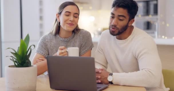 Paar Thuis Laptop Voor Een Videogesprek Met Internetverbinding Tijdens Het — Stockvideo
