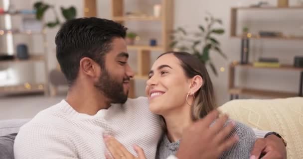 Casal Relaxar Abraçar Beijar Sofá Feliz Com Conversa Passar Tempo — Vídeo de Stock