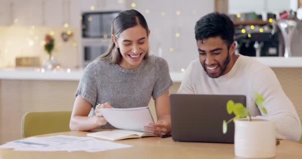 Ноутбук Смех Счастливая Команда Говорят Положительных Финансовых Данных Проект Сотрудничества — стоковое видео