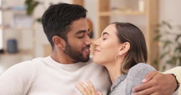Пара Расслабиться Обнять Поцеловать Диване Счастливы Браком Проводить Время Вместе — стоковое видео
