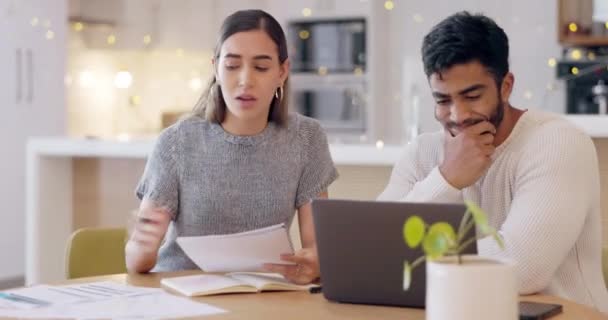 Stress Petite Entreprise Finance Couple Dans Café Avec Paperasse Ordinateur — Video