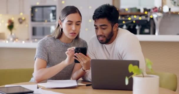 Cafe Klein Bedrijf Financiën Paar Met Telefoon Laptop Voor Financiële — Stockvideo