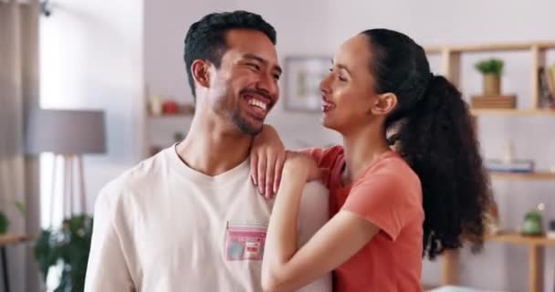 Pareja Sala Estar Cara Feliz Casa Con Amor Cuidado Sonrisa — Vídeos de Stock