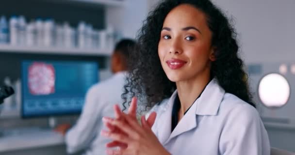 Ученый Женщина Лицо Лаборатории Улыбкой Медицинских Исследованиях Инновациях Научных Исследованиях — стоковое видео