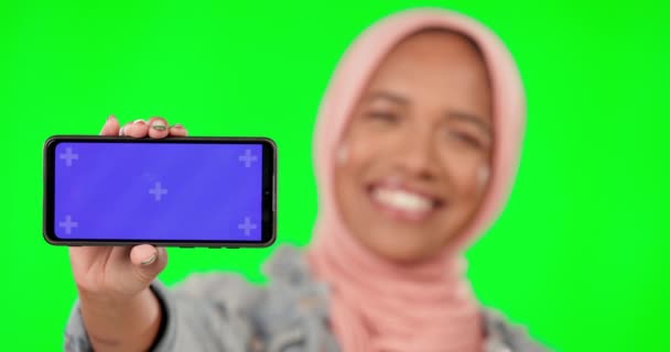 Pokazywanie Makieta Ekran Telefonu Muzułmanki Odizolowanej Tle Studia Znaki Śledzące — Wideo stockowe