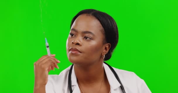 黑人妇女 医生和疫苗 绿色屏幕上的针和注射与健康和模型 女医生 肖像画和科维德 在工作室背景下 不受病毒 解毒剂和药物的侵害 — 图库视频影像