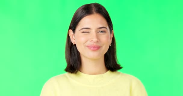 Feliz Mujer Guiño Cara Pantalla Verde Estudio Fondo Color Retrato — Vídeo de stock