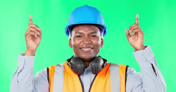 建筑工人 快乐的黑人男人点点和绿色屏幕 营销和产品摆放 在工作室背景上的承包商商业广告中 品牌形象和男士们的微笑 — 图库视频影像