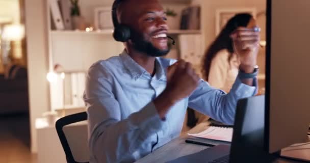 目標のための職場での成功 お祝いと応援と幸せな 顧客サービスと黒人男性 男性従業員 コンサルタント 技術サポート Kpiと笑顔の達成と目標を持つ労働者 — ストック動画
