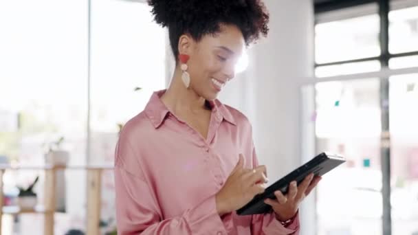 Donna Digitazione Tablet Sorriso Ufficio Pianificazione Ricerca Pianificazione Gestione Delle — Video Stock