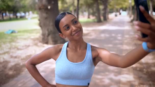 Selfie Fitness Και Ευτυχισμένη Γυναίκα Στο Πάρκο Για Μέσα Κοινωνικής — Αρχείο Βίντεο