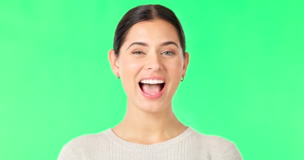 Щаслива Жінка Підморгнуте Обличчя Зеленому Екрані Студії Кольоровому Фоні Портрет — стокове відео