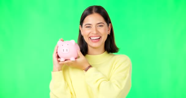 快乐的女人 金钱和储蓄与储蓄罐绿色屏幕上的投资 预算或金融在工作室背景 以金钱 利润或投资于模仿来刻画女性的笑容 — 图库视频影像