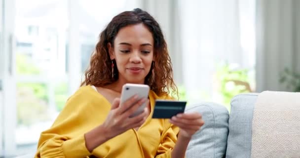 Telefone Compras Line Cartão Crédito Casa Mulher Feliz Digitando Pagamento — Vídeo de Stock