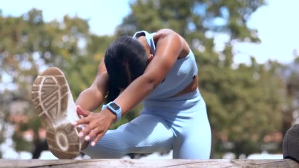Jambes Étirements Femme Sportive Dans Parc Pour Santé Musculaire Formation — Video