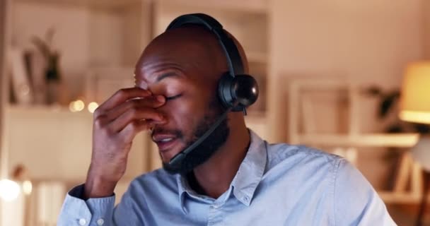 Dor Cabeça Cansado Homem Negro Call Center Noite Com Burnout — Vídeo de Stock
