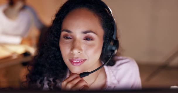 Telemarketing Nattarbete Och Tänkande Kvinna Vid Dator Redo För Call — Stockvideo