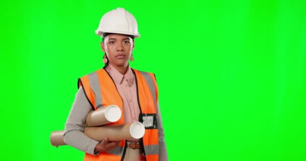 女人和工程师与蓝图 绿色屏幕和规划在工作室的背景 肖像画 女性或严肃的建筑师 有信心 建筑和检查员的文件放在模型上 — 图库视频影像
