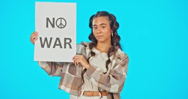 海报和和平与一个蓝色背景的女人在工作室拿着一个没有战争标志 在结束冲突或战斗的集会上自由 人权和与年轻女性活动分子的政治 — 图库视频影像