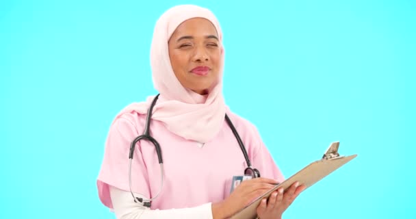 Woman Doctor Clipboard Portrait Studio Information Medical Records Islamic Muslim — Stock Video
