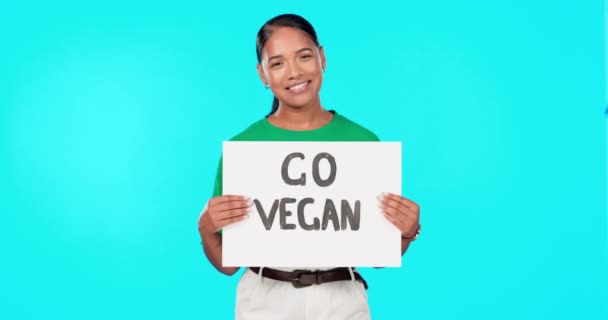 Giovane Donna Vai Poster Vegan Protesta Sfondo Blu Con Sorriso — Video Stock