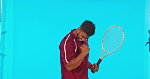 Tenisz Győztes Ember Ünneplik Siker Stúdió Elszigetelt Egy Kék Háttér — Stock videók