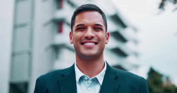 Retrato Feliz Hombre Negocios Ciudad Con Una Sonrisa Sintiéndose Optimista — Vídeo de stock