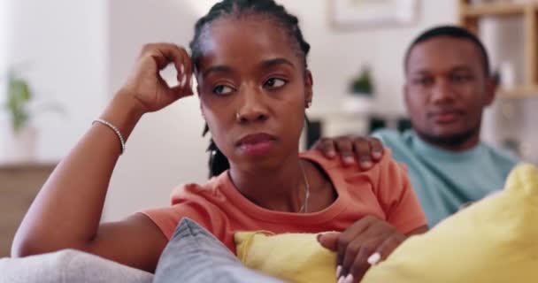 Casal Divórcio Uma Mulher Negra Zangada Num Sofá Sala Estar — Vídeo de Stock