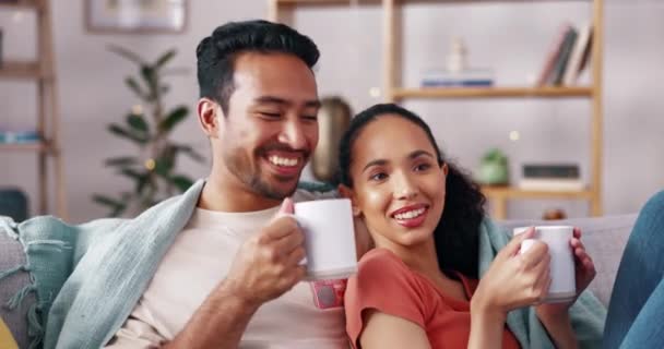 Καφές Χαλαρώστε Και Ζευγάρι Βλέποντας Τηλεόραση Έναν Καναπέ Χαρούμενος Και — Αρχείο Βίντεο